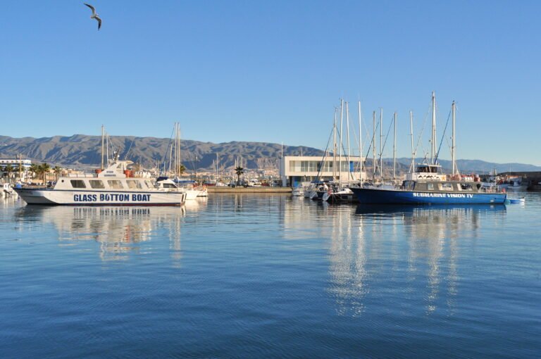 Lanzamiento del Barco Costa Delfín: Turismo náutico y familiar en Roquetas de Mar.