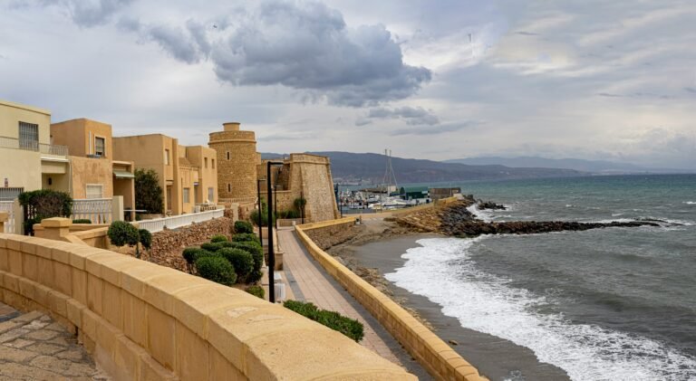 Roquetas de Mar impulsa su oferta turística con el nuevo barco Costa Delfín.